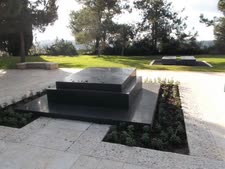 קבר ז'בוטינסקי בהר הרצל [צילום: איתמר לוין]